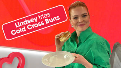 Lindsey Russell tries the viral COLD cross bun 👀 image