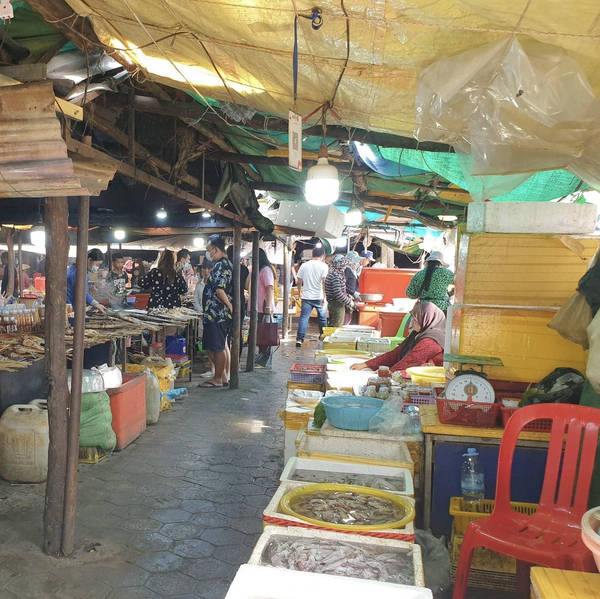 Harbour market, Kep, Cambodia in August 2022 – by Oliver Young and Lauren Lai