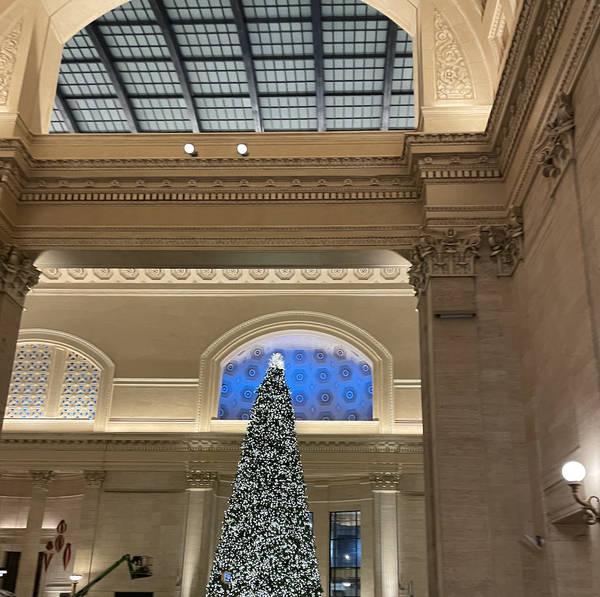 Building a giant Christmas tree, Chicago Union Station, Chicago, USA on 13th November 2021 – by Jackson Roach
