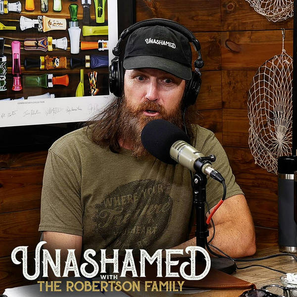 Ep 914 | Phil’s Wild-Eyed, Barefoot Run from the Law & Jase Is Accused of Turning into Si